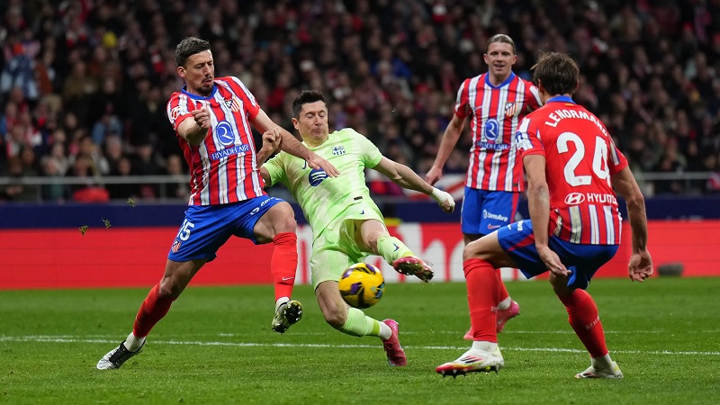 Lewandowski lập công trước Atletico