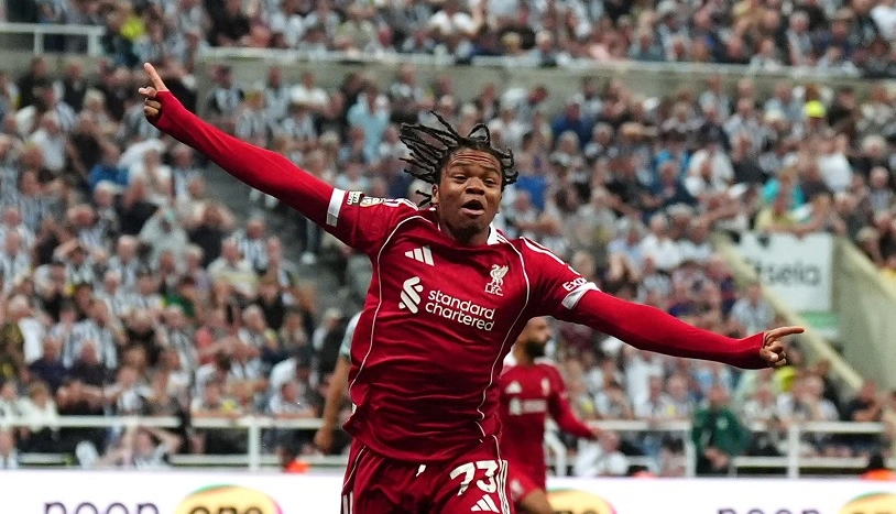 Rio Ngumoha là người hùng của Liverpool trước Newcastle