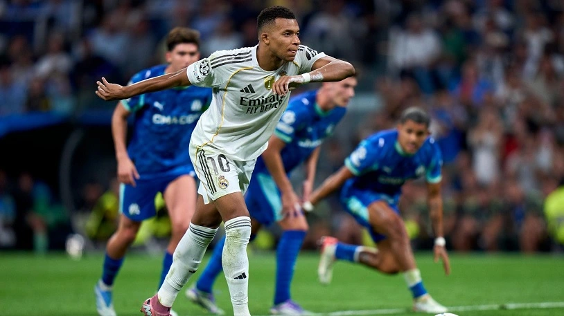 Mbappe lập cú đúp trên chấm phạt đền