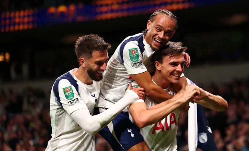 Tottenham dẫn 2-0 sau hiệp một