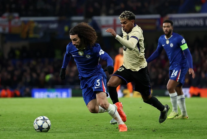 Marc Cucurella khóa chặt Lamine Yamal 