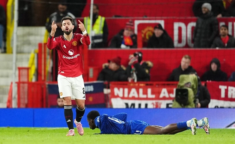 Man United không thể tận dụng lợi thế hơn người
